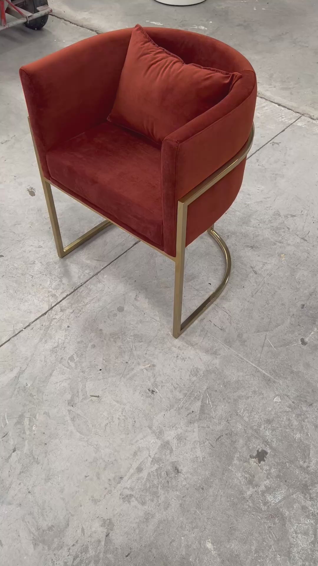 Poltrona de jantar moderna estofada com estrutura em aço inox dourado, design sofisticado para sala de jantar de alto padrão