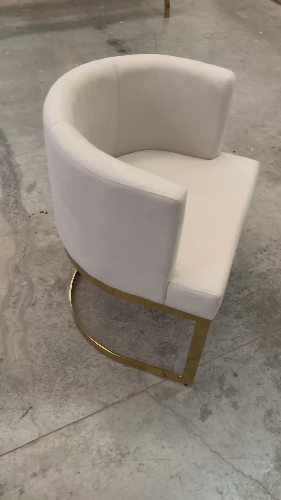 Poltrona luxo em veludo off-white para sala de jantar.
