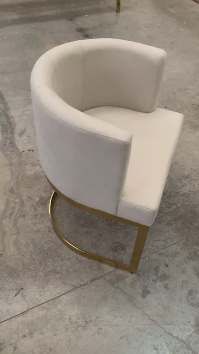 Poltrona luxo em veludo off-white para sala de jantar.