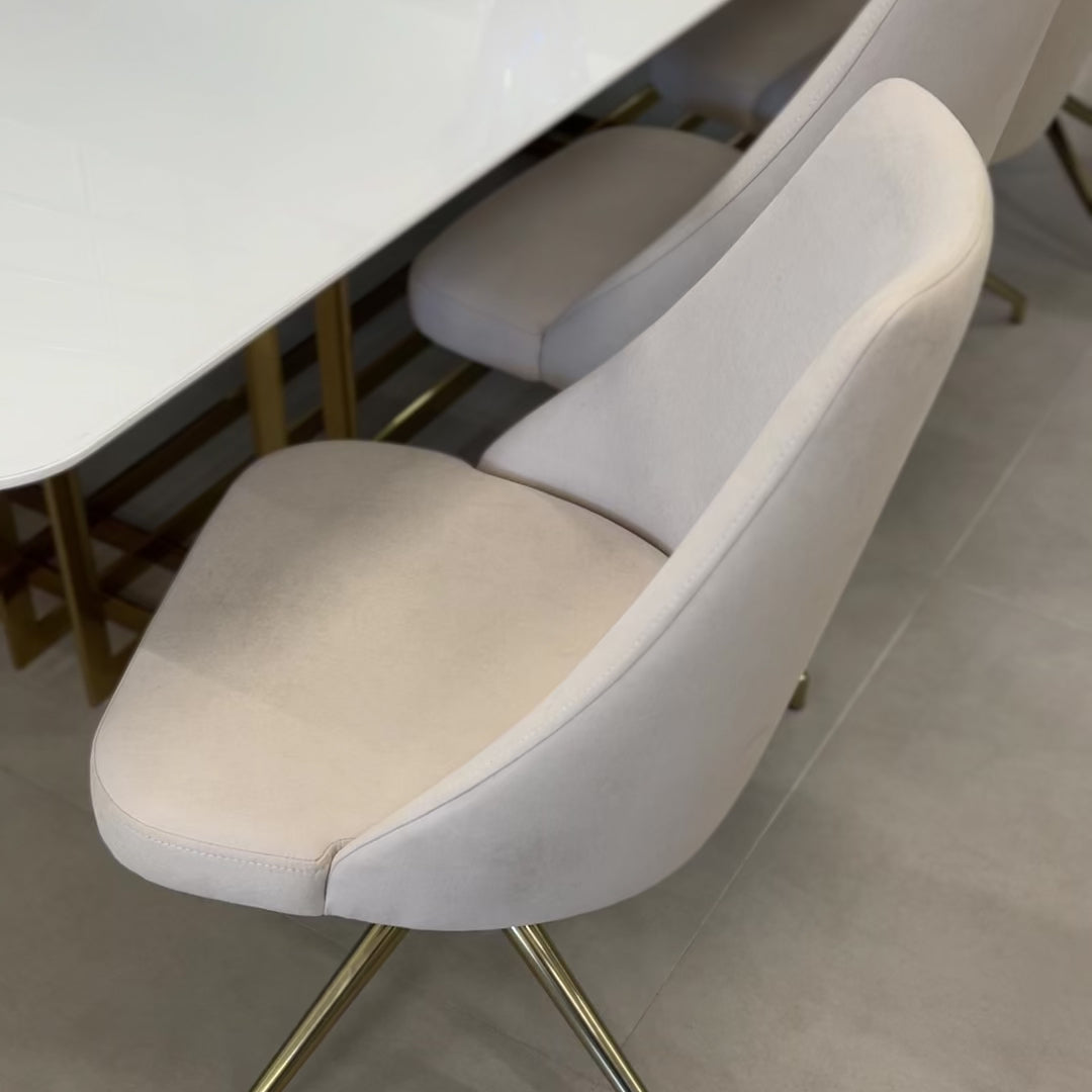 Cadeira giratória Adelle estofada em veludo off-white com base dourada. Móvel sofisticado e elegante para salas de jantar ou escritórios modernos.