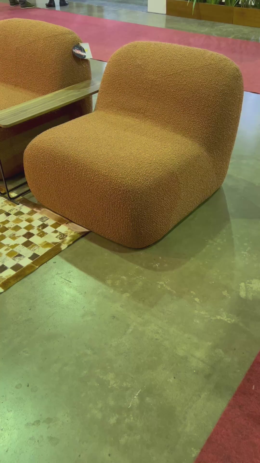 Poltrona orgânica Kumura estofada com design curvo, ideal para sala de estar moderna e sofisticada