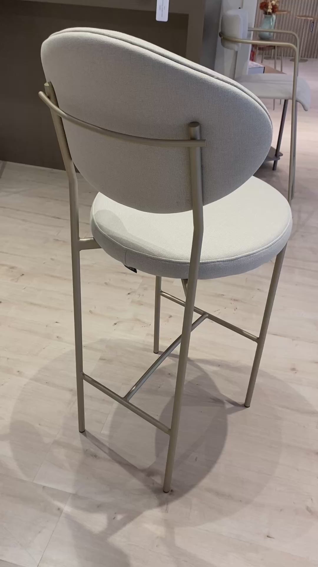 Banqueta Lis moderna estofada com base metálica e design sofisticado, ideal para bancada gourmet e cozinha planejada