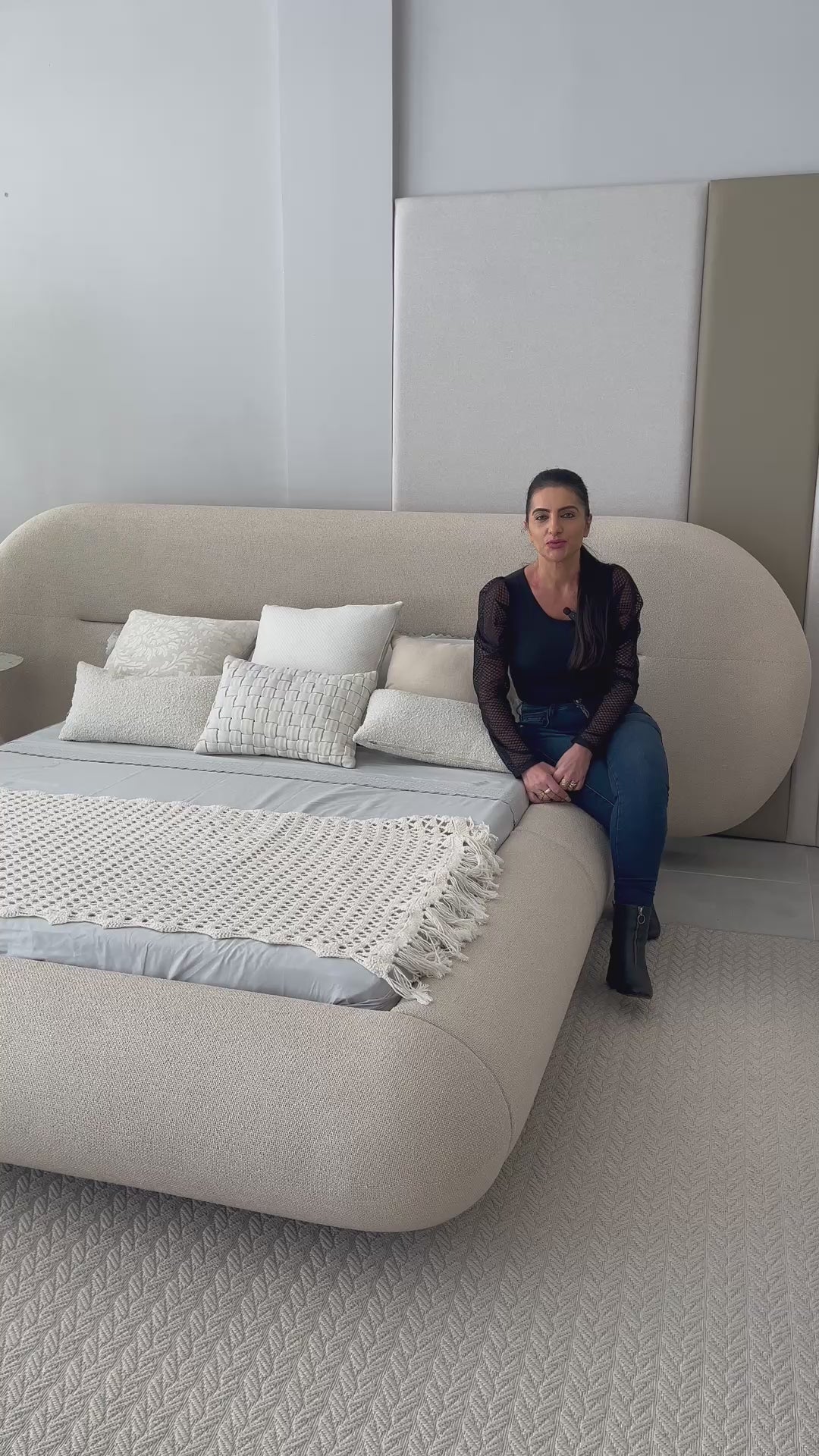 Cama Tamborim com base flutuante e LED integrado, cabeceira estofada e design orgânico para quarto de alto padrão