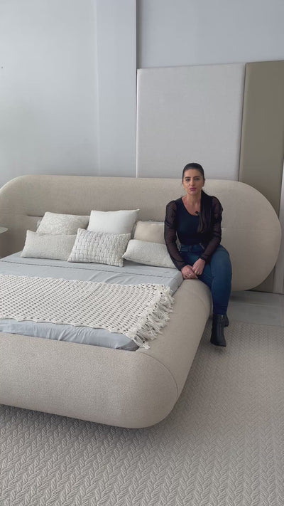 Cama Tamborim com base flutuante e LED integrado, cabeceira estofada e design orgânico para quarto de alto padrão