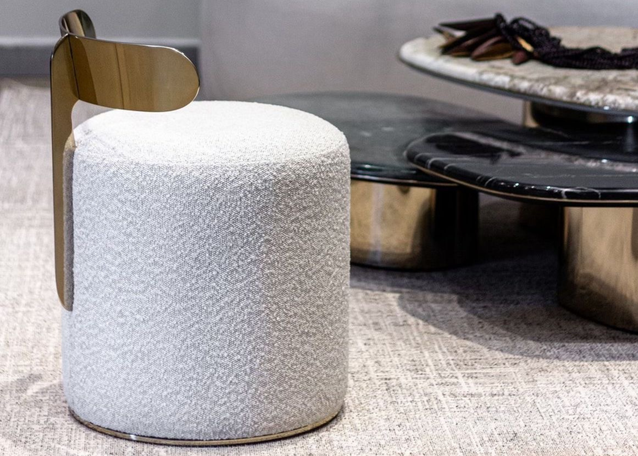 Puff Giratório Calla em uma sala de estar moderna.