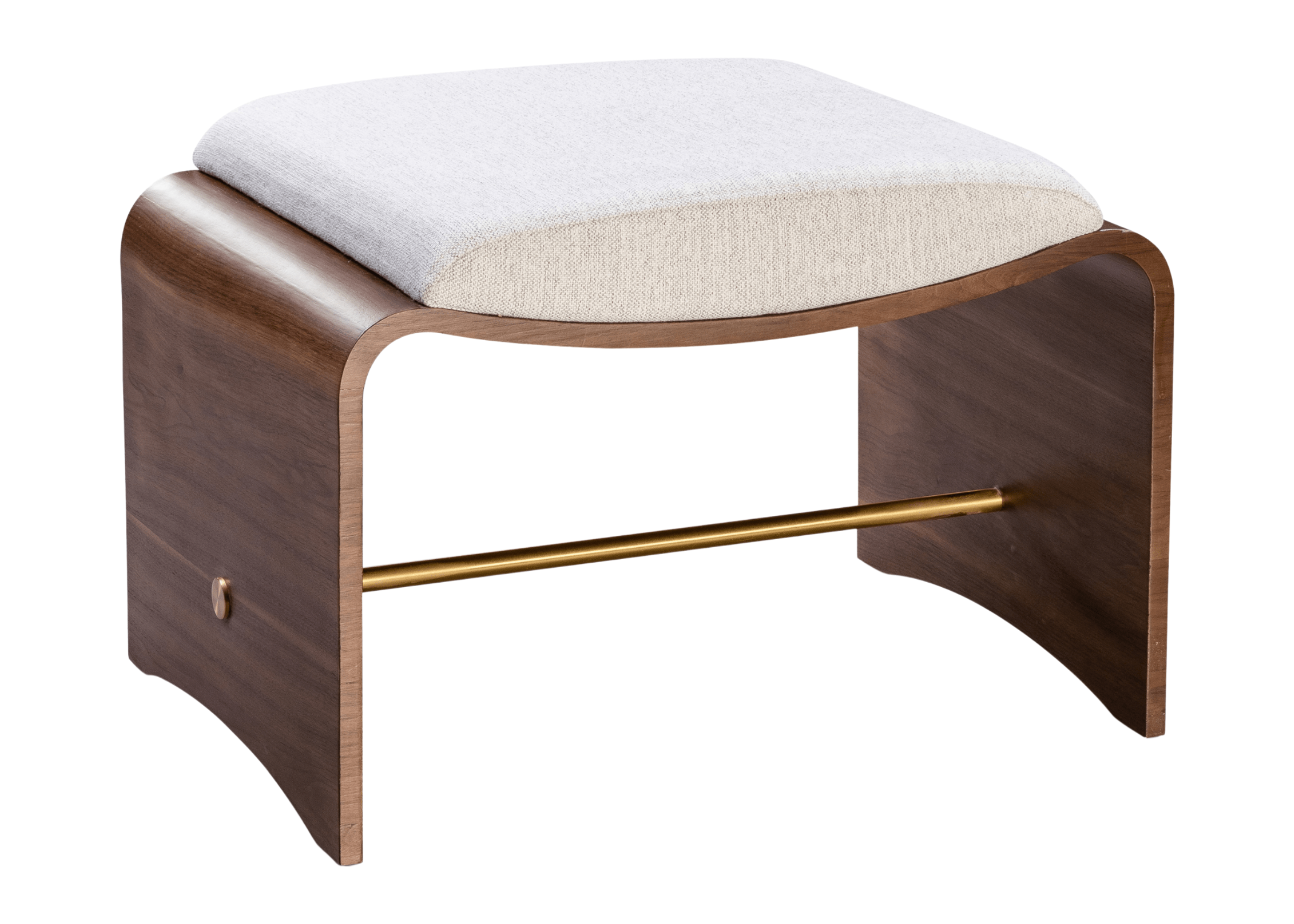 Puff Charlie com base em madeira nogueira e detalhe dourado, elegante e sofisticado, ideal para complementar ambientes modernos e contemporâneos.