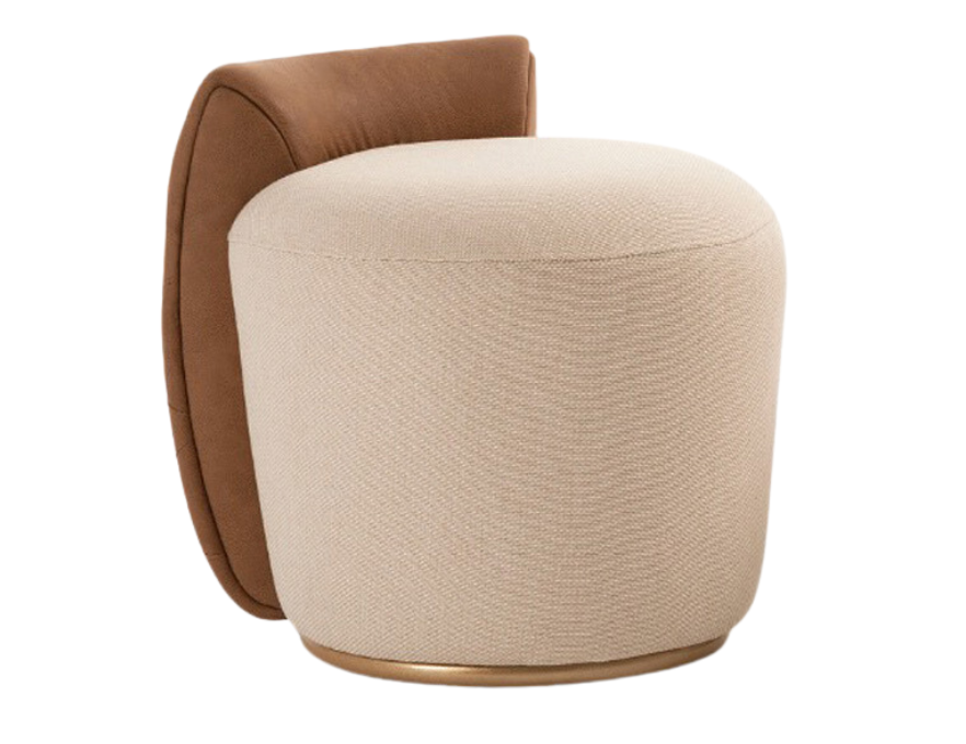 Puff Curved elegante com revestimento bege e detalhes em marrom, com design sofisticado ideal para ambientes modernos e acolhedores.