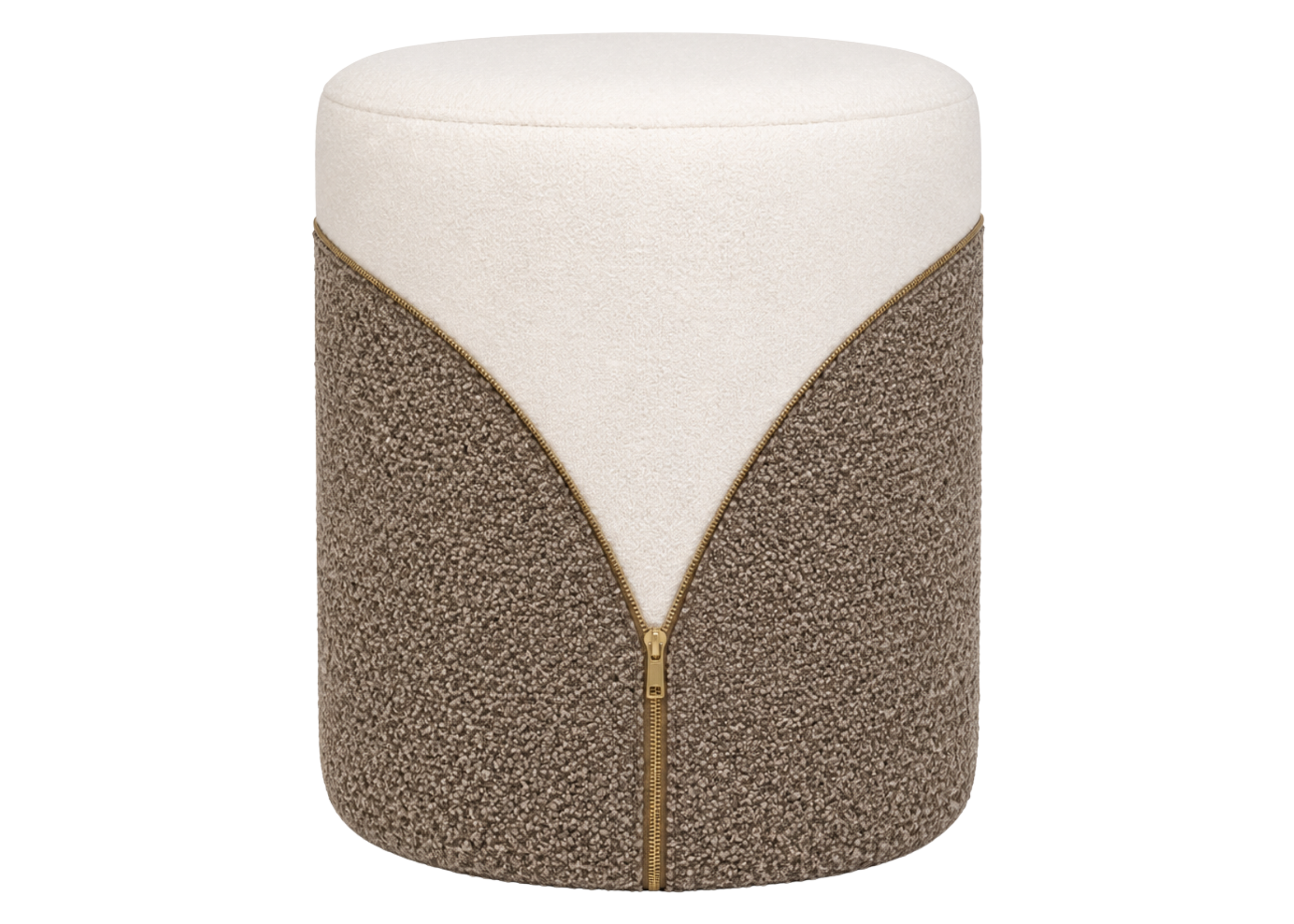 Puff Half redondo com revestimento em bouclé marrom e bouclé off white, apresentando design elegante e sofisticado para ambientes modernos.