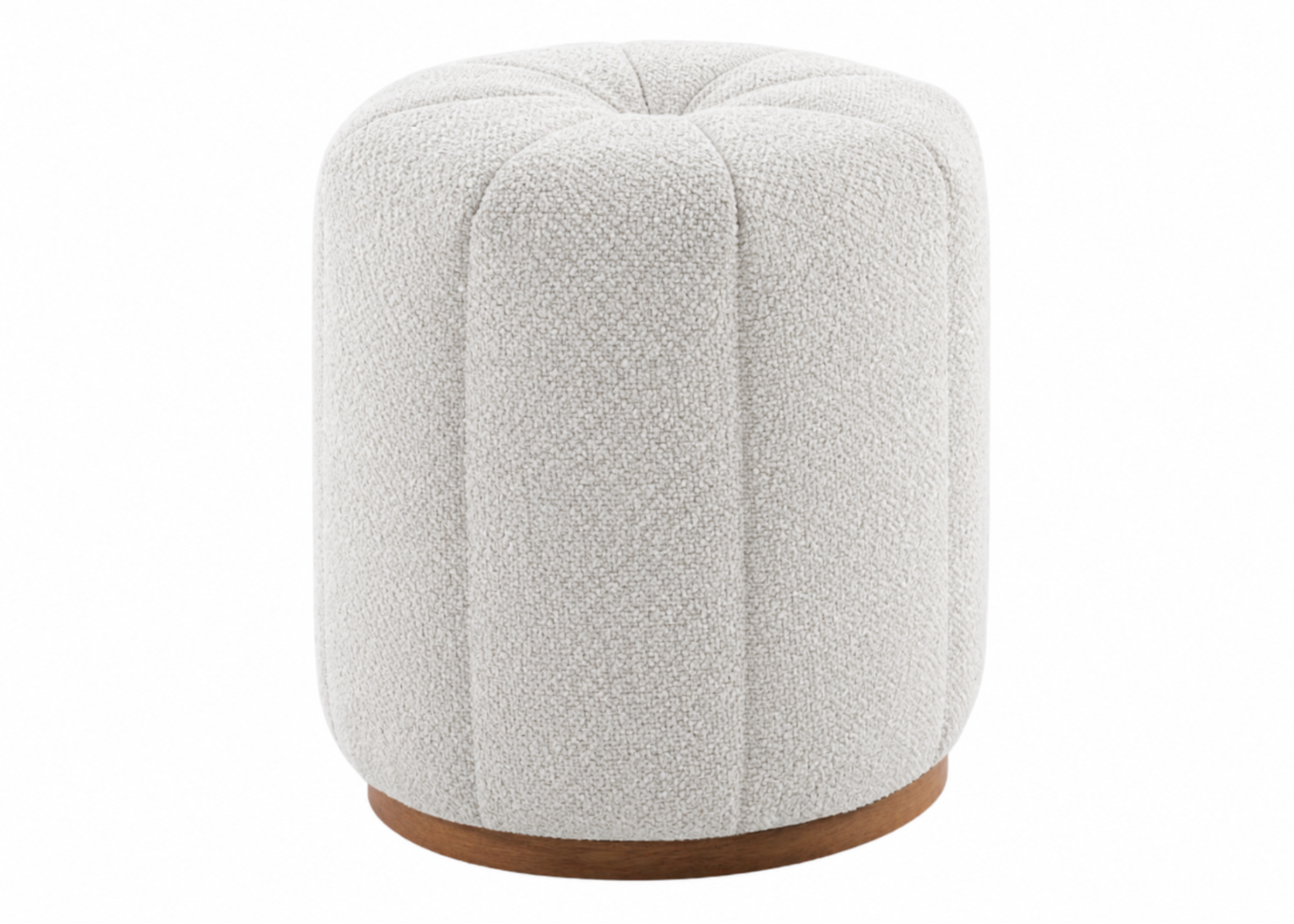 Puff Magnólia redondo com base em madeira castanho e revestimento em bouclé marfim, apresentando design elegante e sofisticado para ambientes modernos.