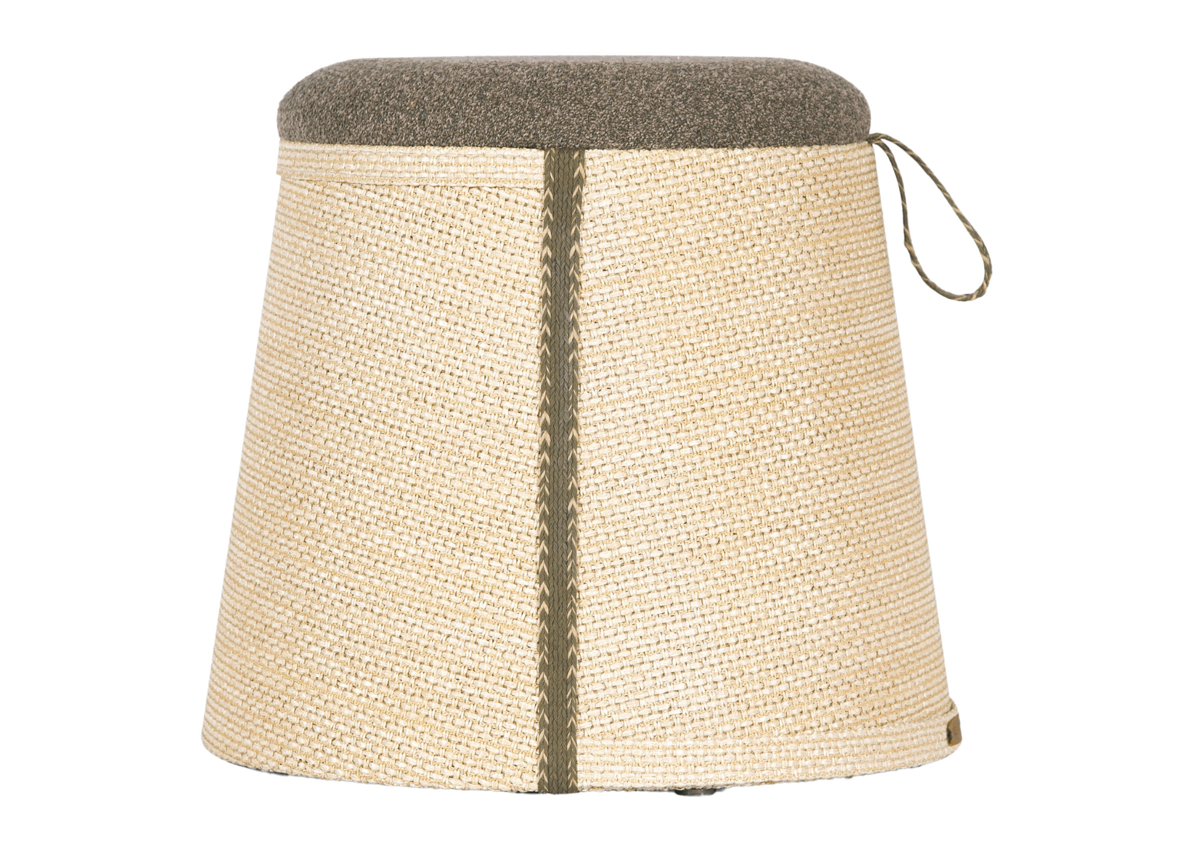 Puff Origami revestido em linho bege, apresentado sobre fundo neutro. Peça elegante e versátil para compor ambientes acolhedores e modernos.

