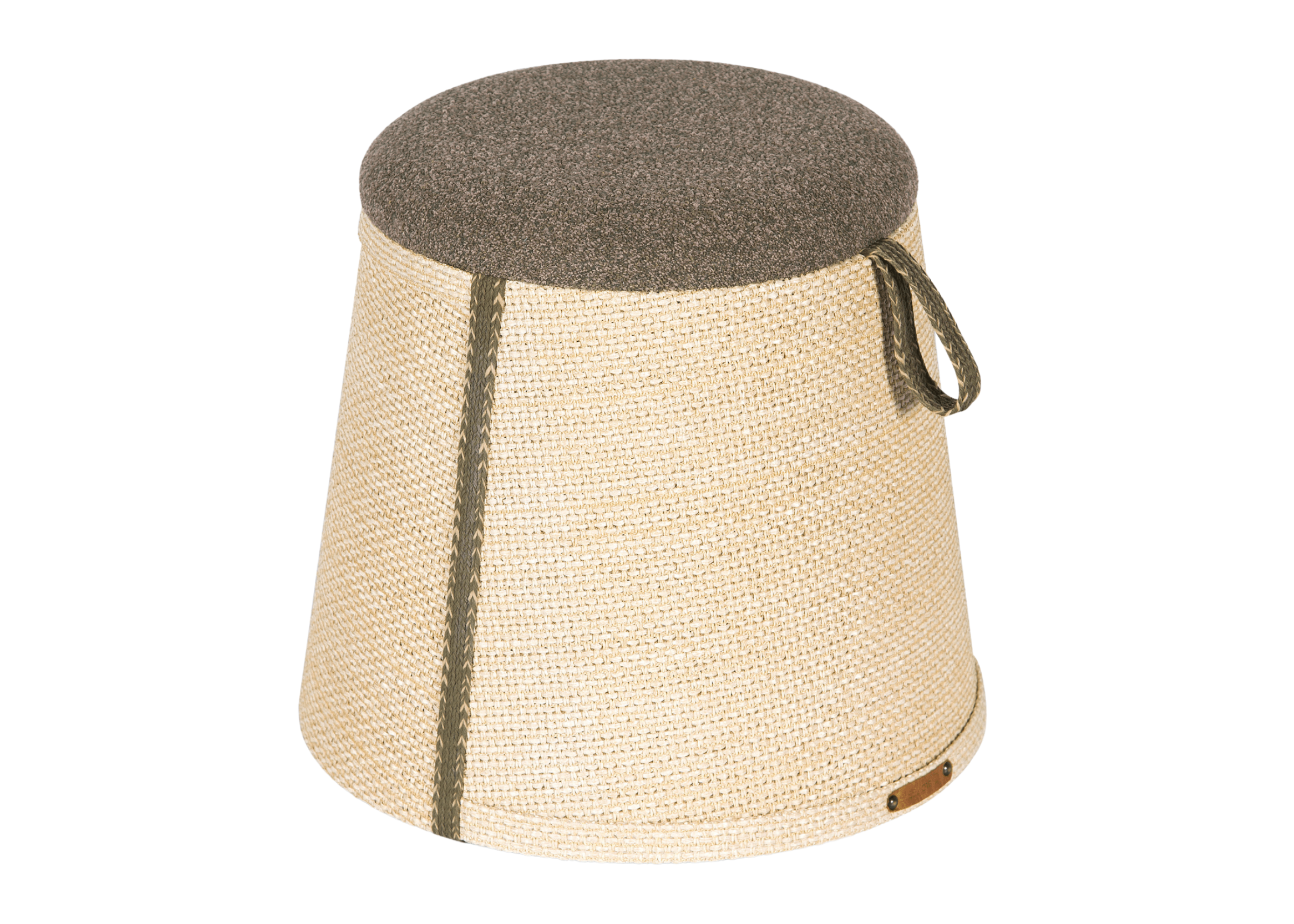 Puff Origami redondo com alça, exibido sobre fundo neutro. Design funcional e moderno, ideal para ambientes versáteis e descontraídos.

