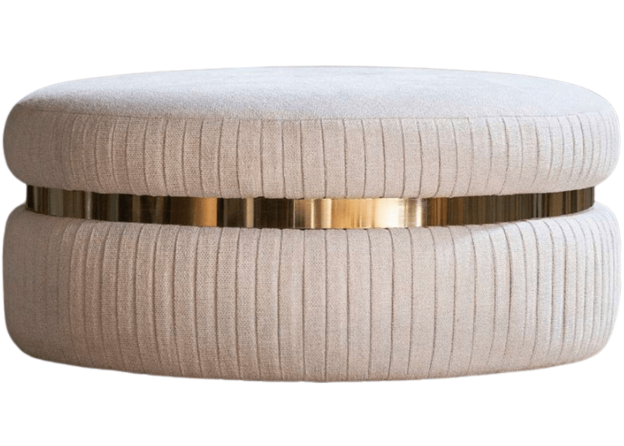 Puff redondo em veludo off-white com detalhe em inox dourado, elegante e sofisticado, ideal para complementar a decoração de ambientes contemporâneos.
