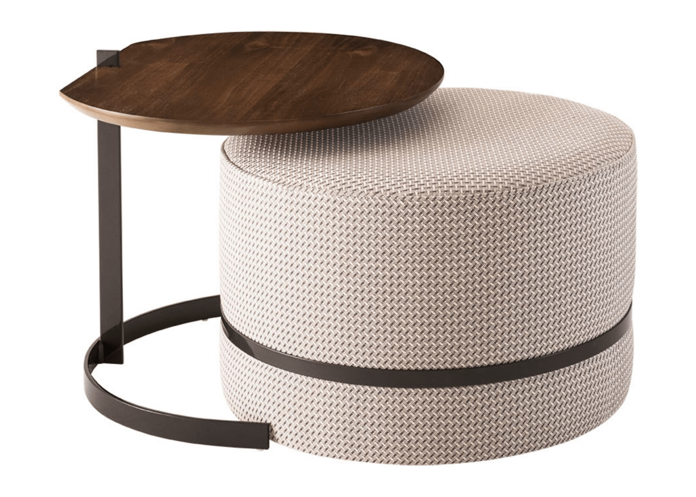 Puff Serena com mesa de centro acoplada em madeira cinamomo, apresentado sobre fundo neutro. Conjunto funcional e elegante para compor salas de estar modernas.

