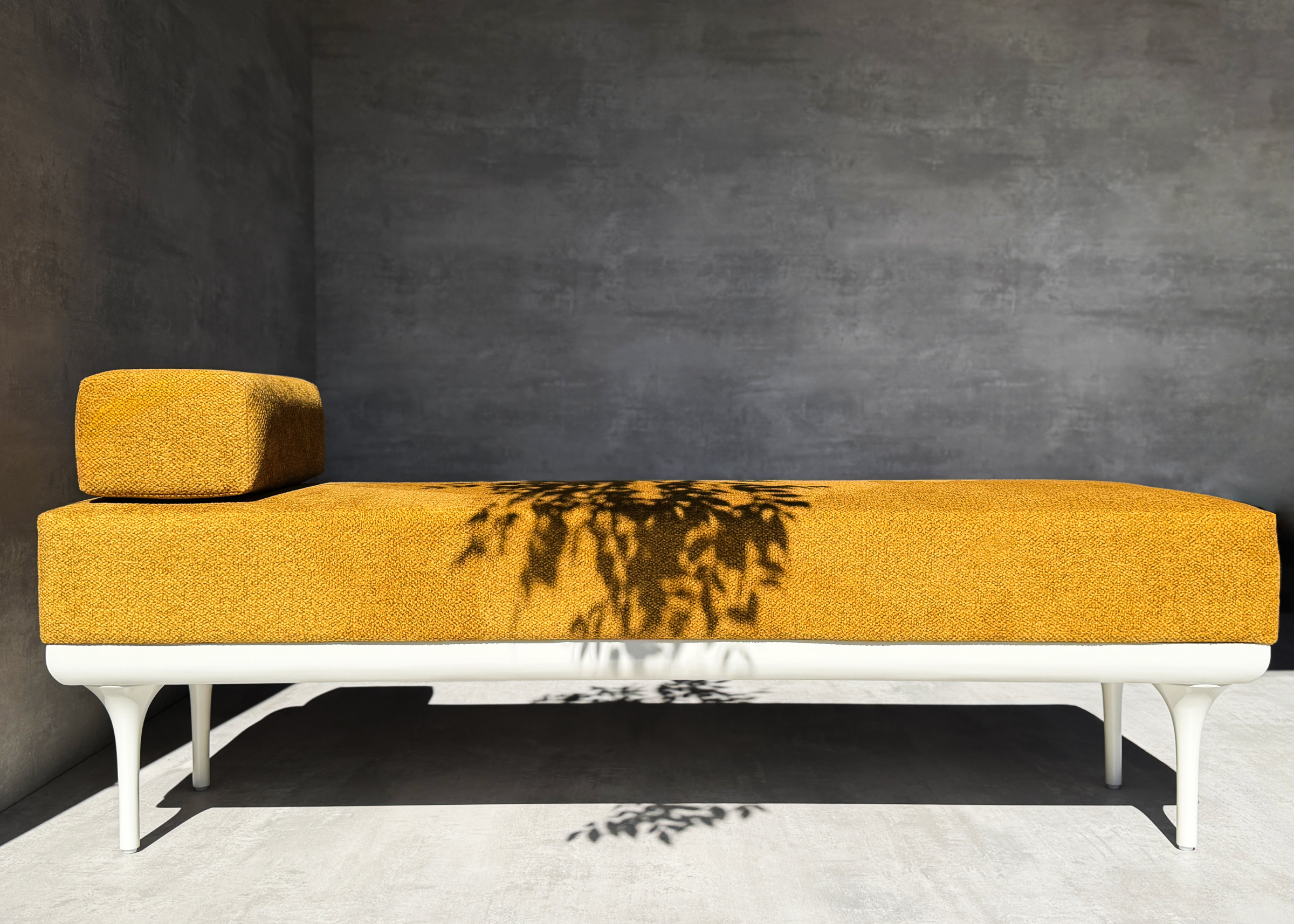 Recamier Argos estofado em tecido mostarda com base em madeira laqueada branca e design contemporâneo sofisticado.