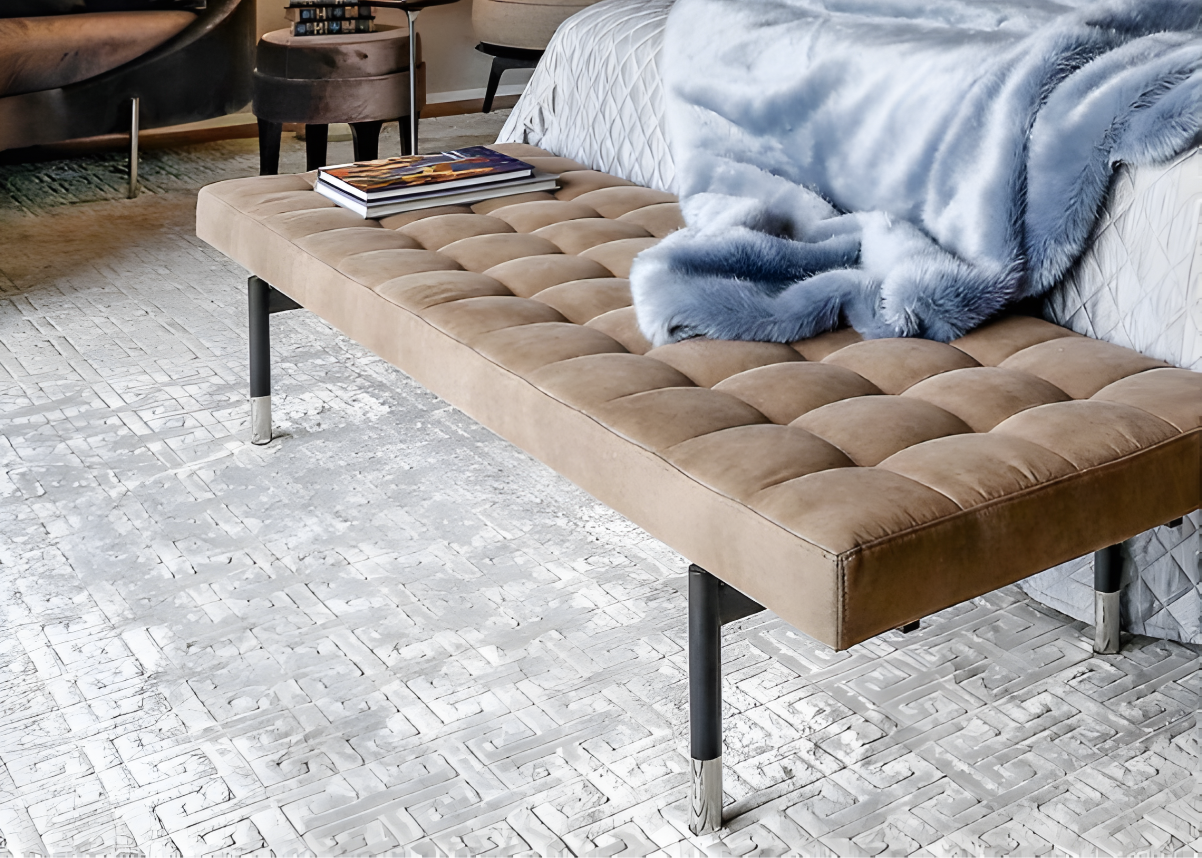 Recamier Havena em tecido marrom com base preta, unindo elegância, conforto e design sofisticado ao ambiente.