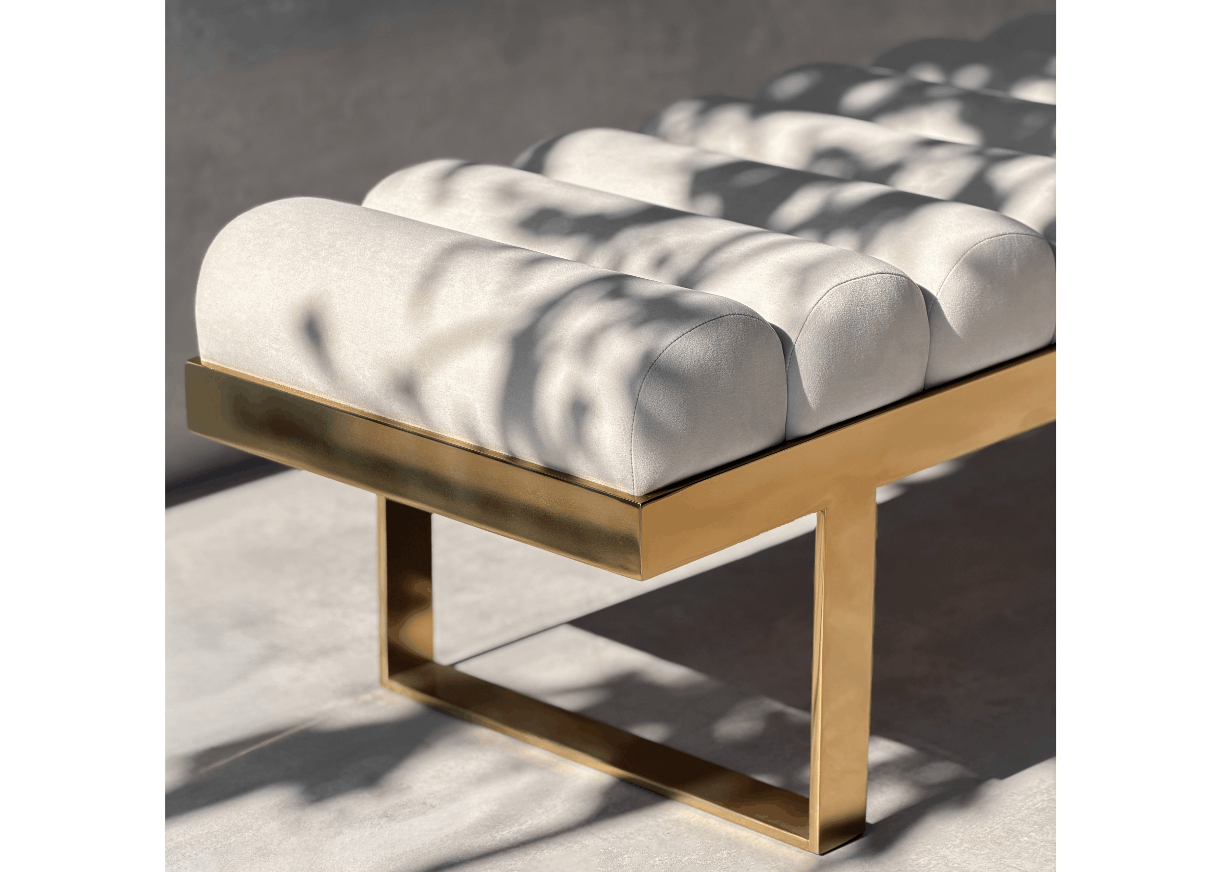 Recamier Lizzie estofado com gomos e base metálica dourada, móvel contemporâneo ideal para pés de cama ou hall elegante.
