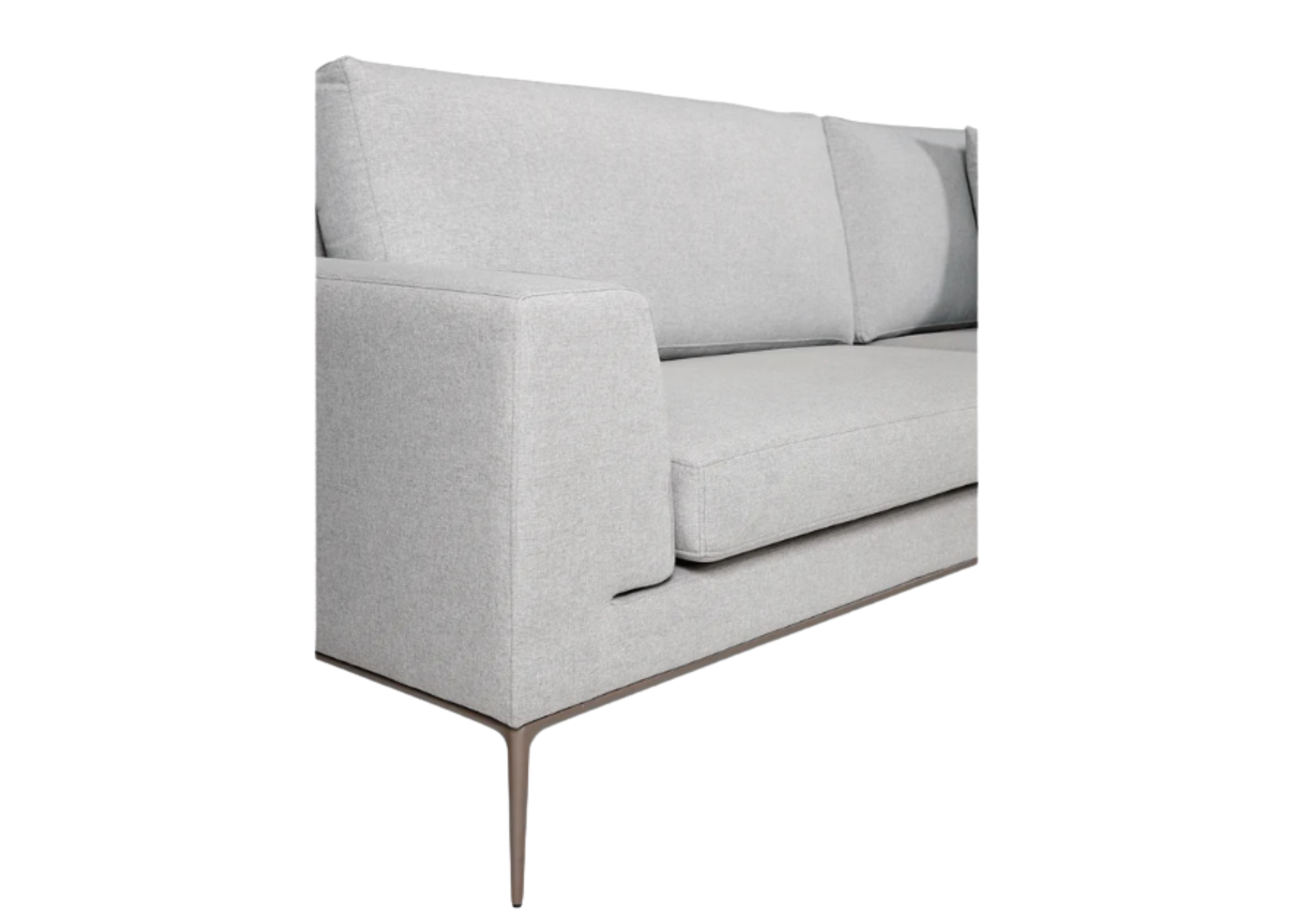 Sofá Apolo com detalhes encantadores e base em aço carbono, apresentando design sofisticado e moderno, ideal para compor ambientes elegantes e contemporâneos.