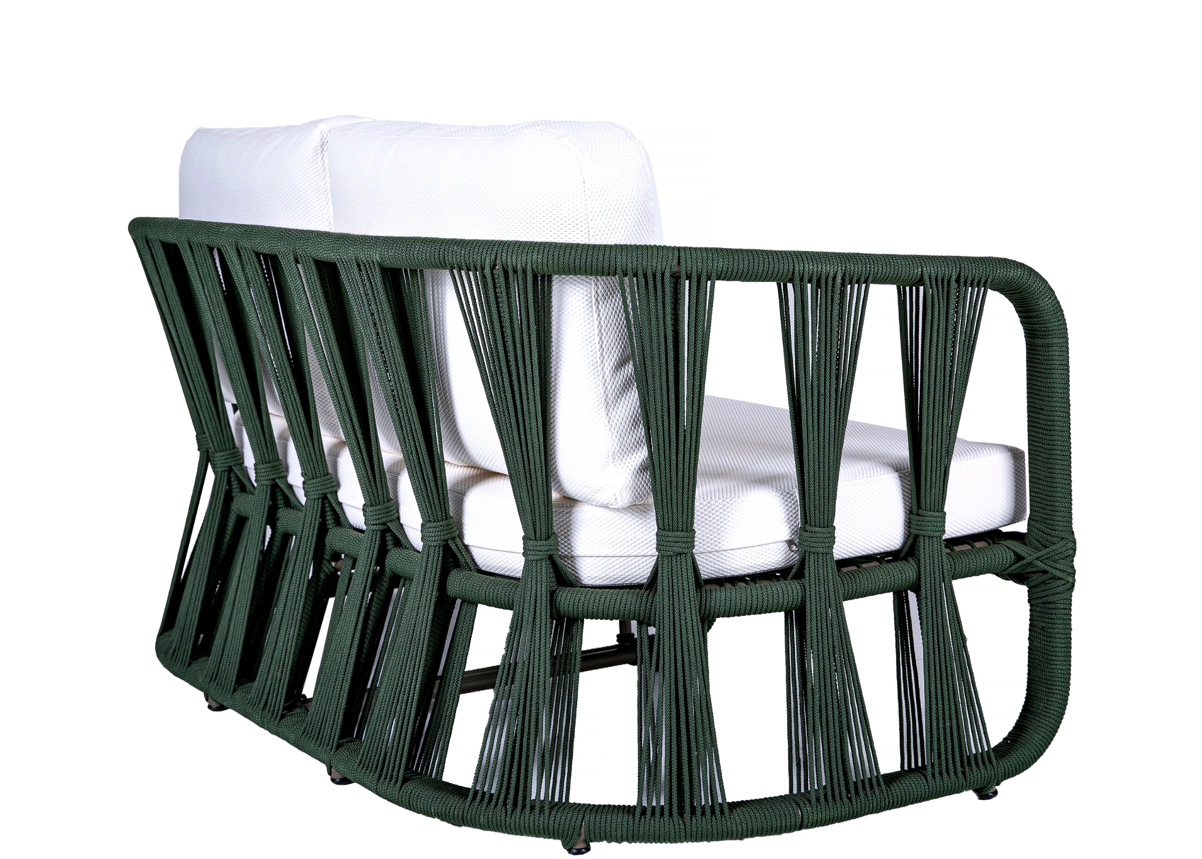 Sofá para área externa com acabamento em corda náutica e revestimento impermeável. Móvel para uso externo.
