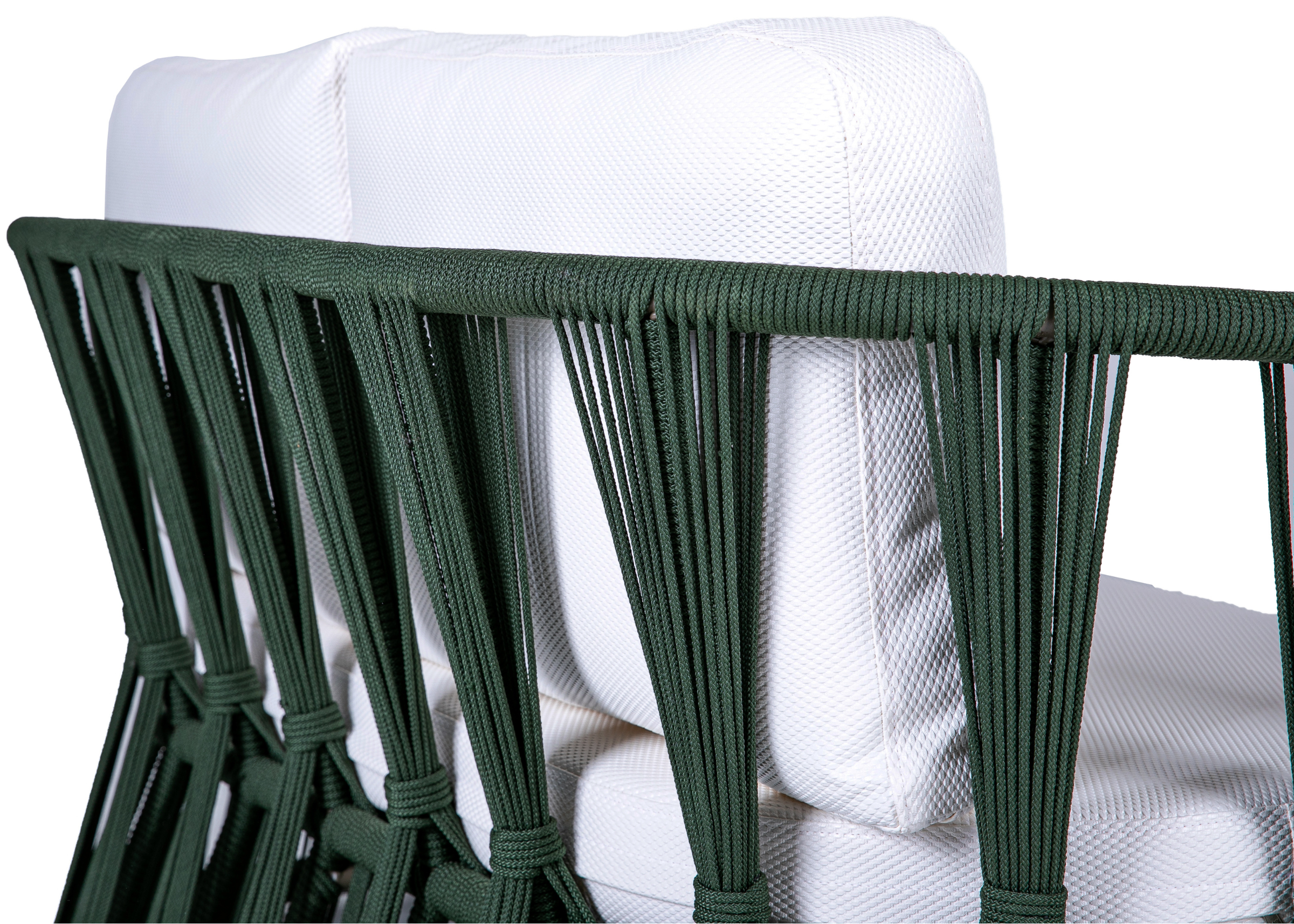 Sofá para área externa modelo Emília com corda náutica e revestimento impermeável. Móvel para uso externo.