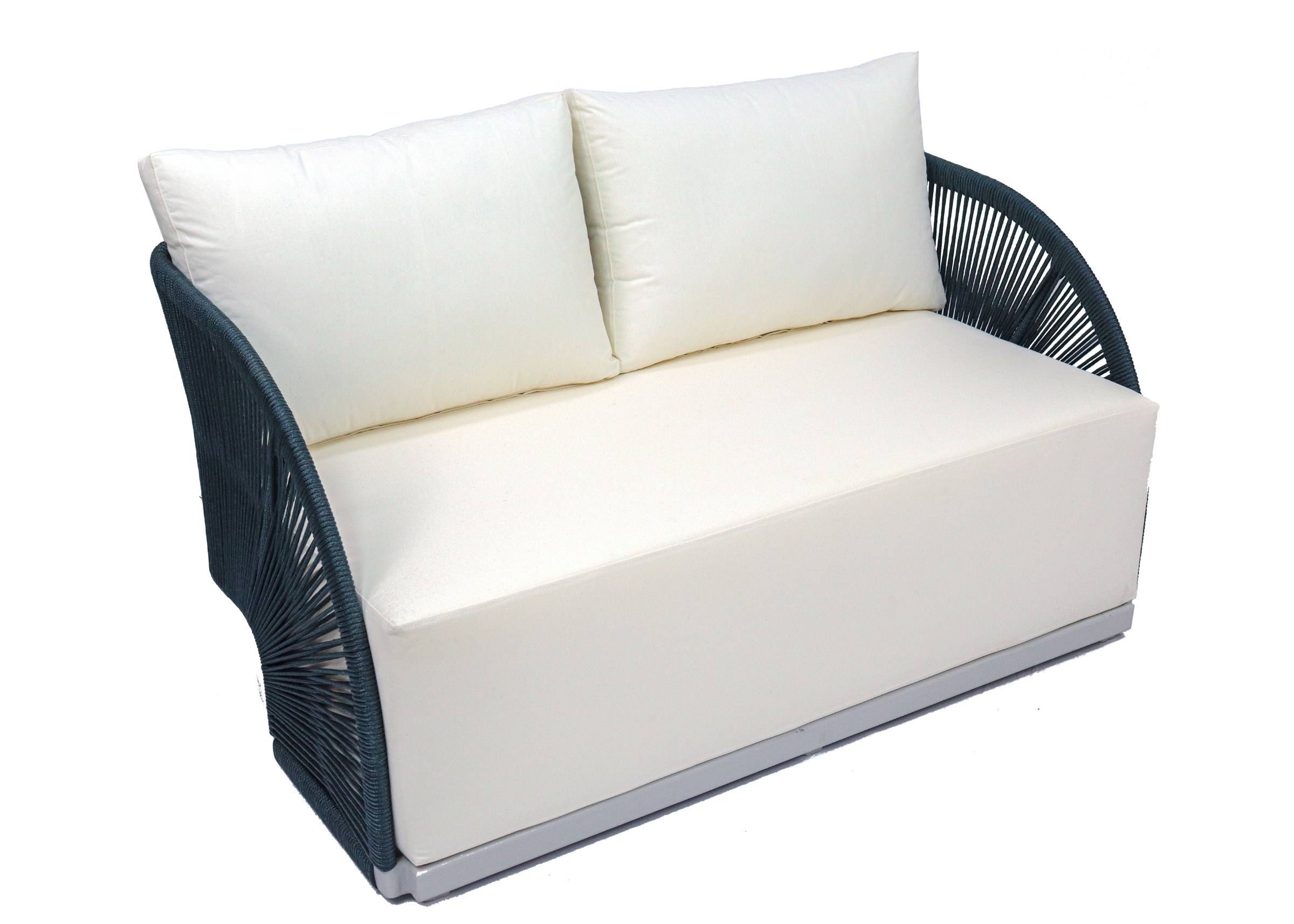 Sofá para área externa modelo Maré, confeccionado com corda náutica e assento impermeável, indicado para áreas ao ar livre com conforto e durabilidade.