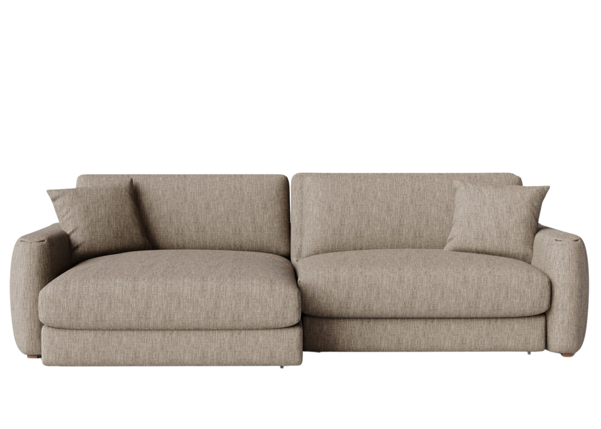 Sofá Aurum visto de frente com almofadas e assento retrátil, apresentando design elegante e confortável, ideal para compor ambientes modernos e sofisticados.