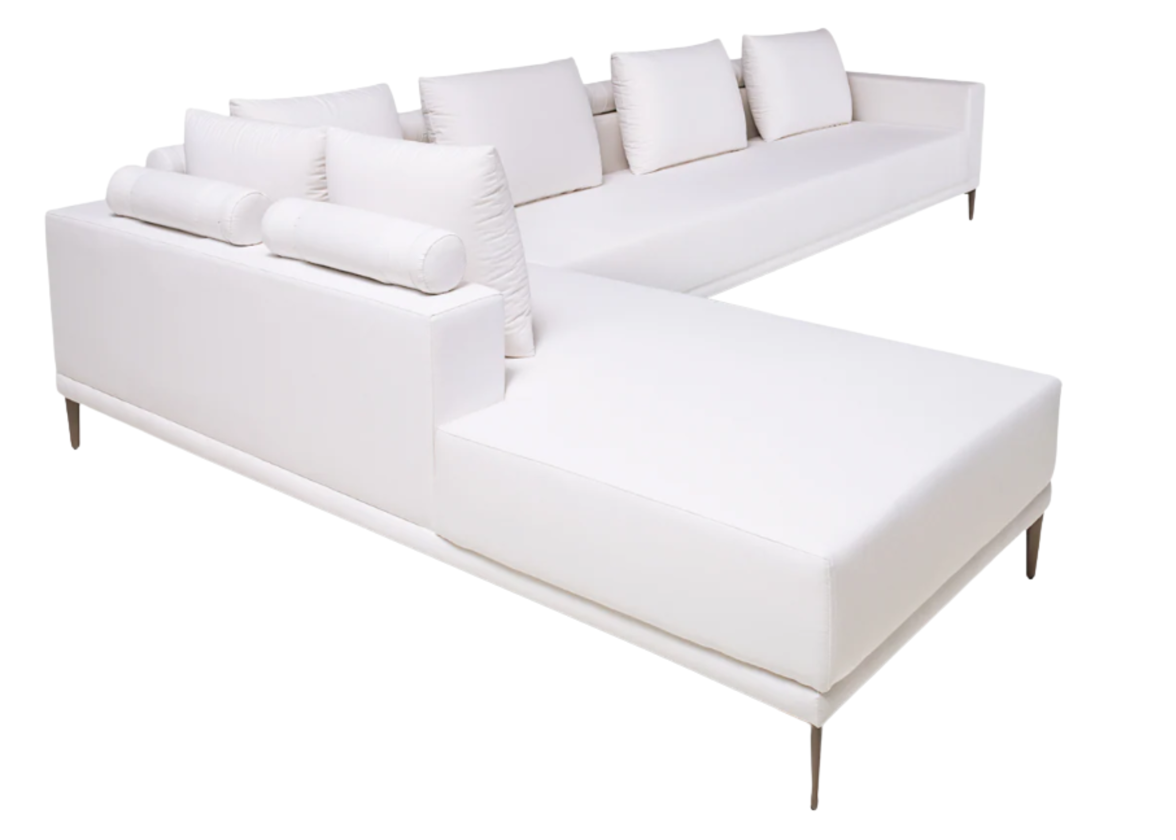 Sofá Beatriz com detalhes elegantes e base em aço carbono, apresentando design sofisticado e moderno, ideal para compor ambientes refinados e acolhedores.