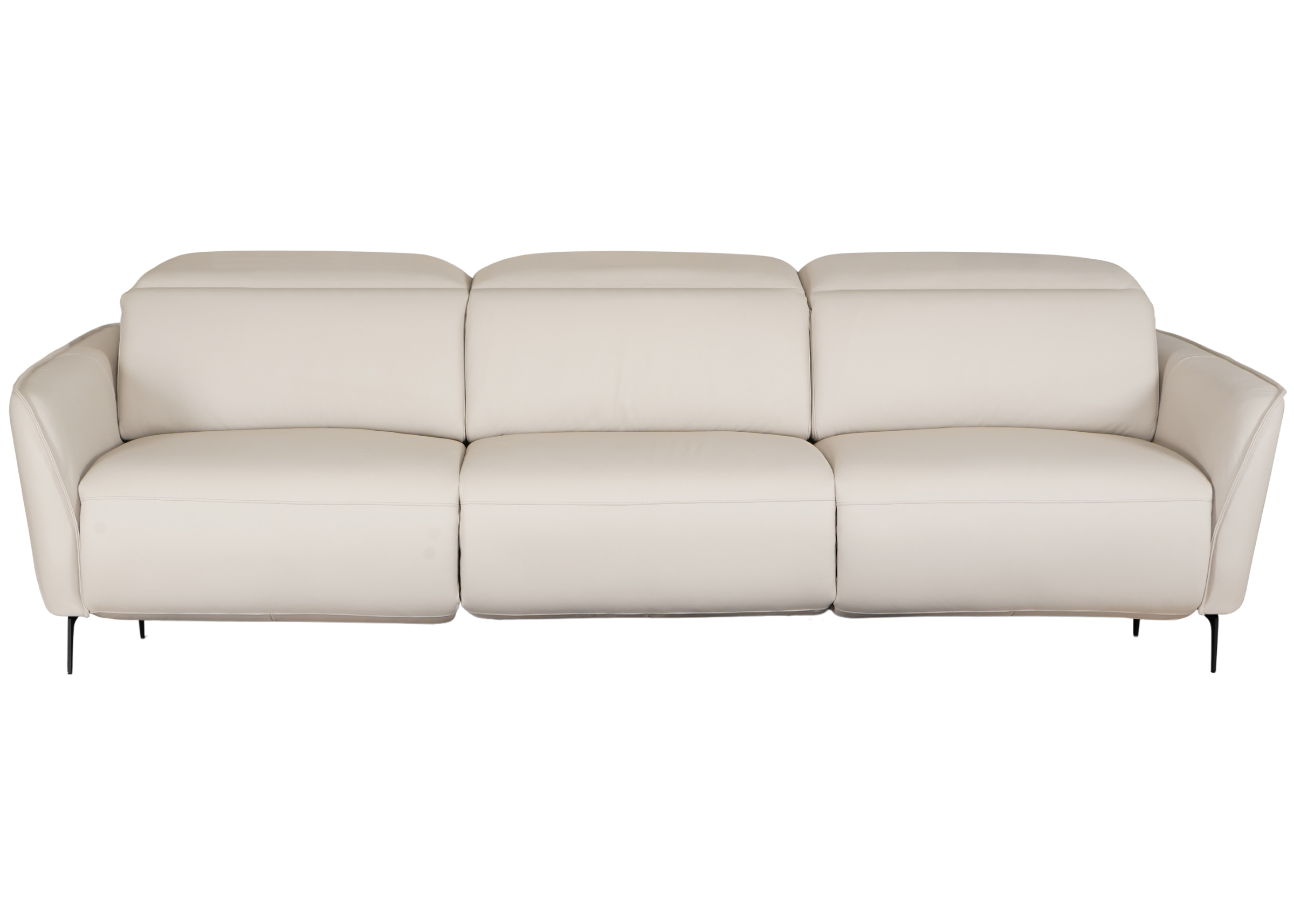 Sofá Belluci de três lugares, revestido em couro natural off-white, com encosto e assentos reclináveis por sistema automatizado e base em aço carbono, ideal para salas de estar contemporâneas.