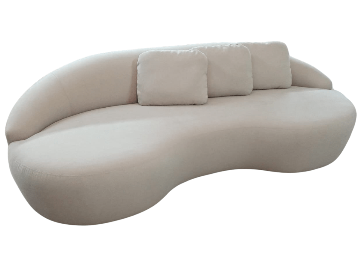 Sofá Caleb de três lugares em bouclé off-white, disponível para pronta entrega. Design orgânico e elegante para salas de estar contemporâneas.
