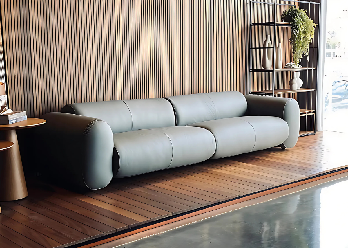 Sofá fixo em couro natural inserido em ambiente luxuoso, com decoração sofisticada. Peça de design elegante, ideal para composições que aliam conforto e requinte.