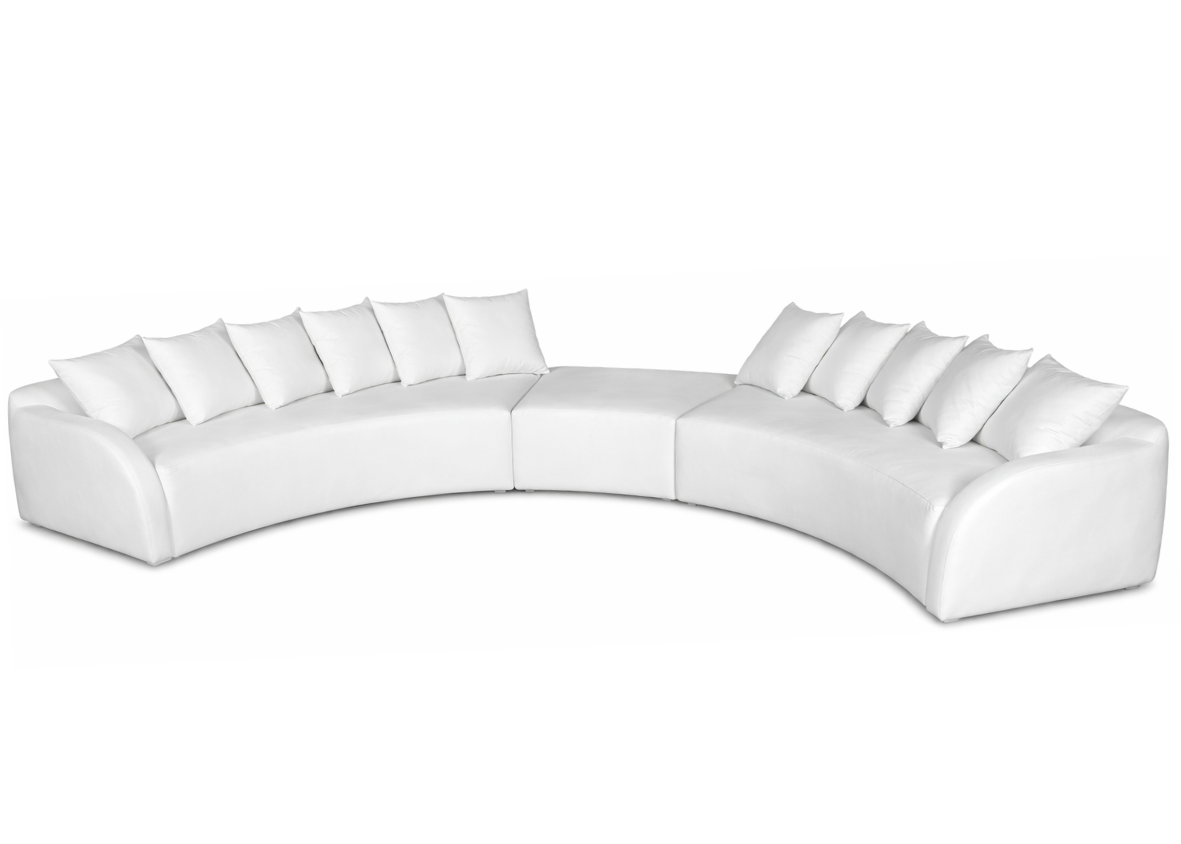 Sofá curvo moderno modelo Olga, com revestimento branco e design sofisticado, ideal para salas de estar contemporâneas e ambientes elegantes.