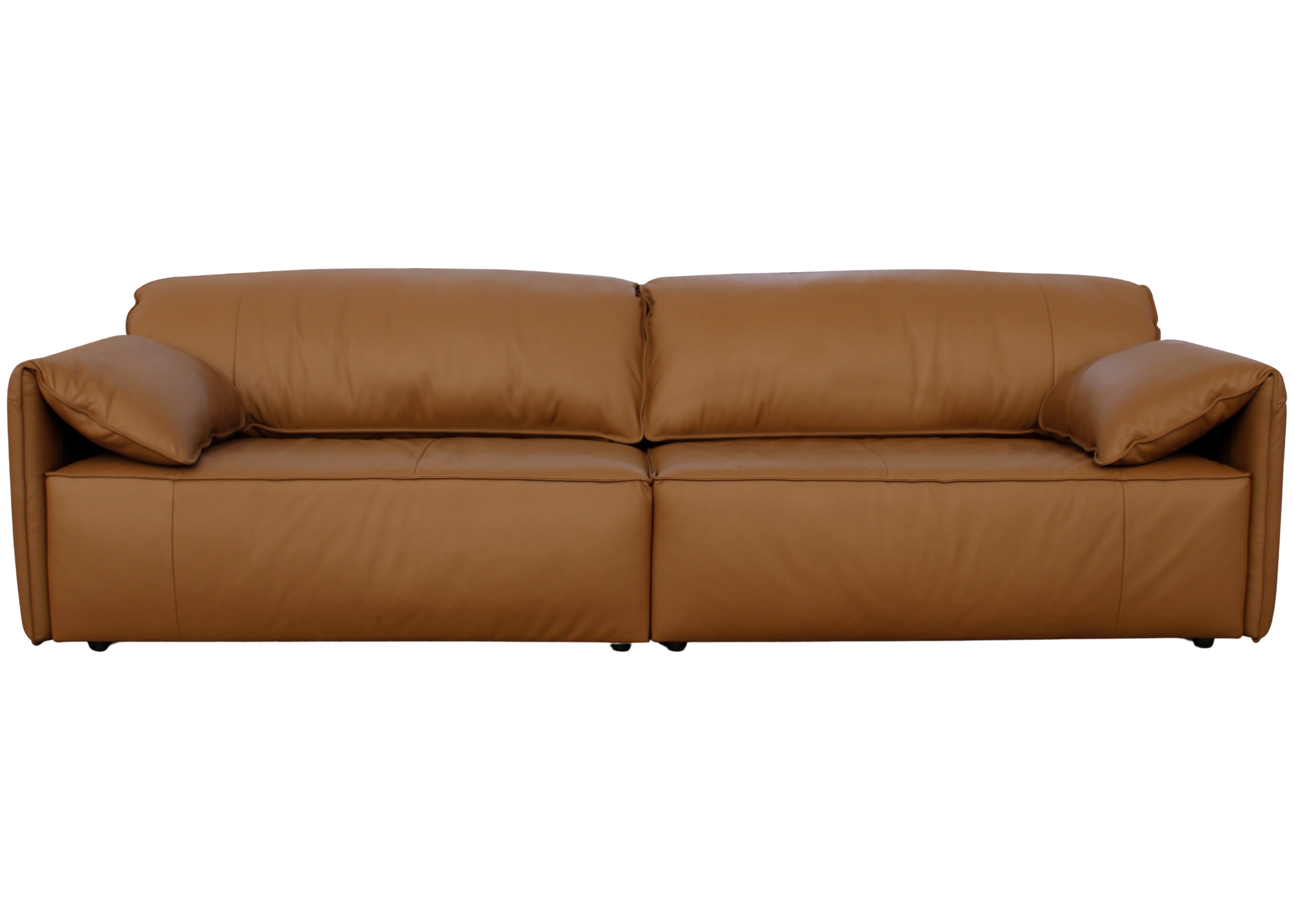 Sofá de dois lugares estofado com revestimento em couro natural e base em madeira, apresentado em fundo neutro.
