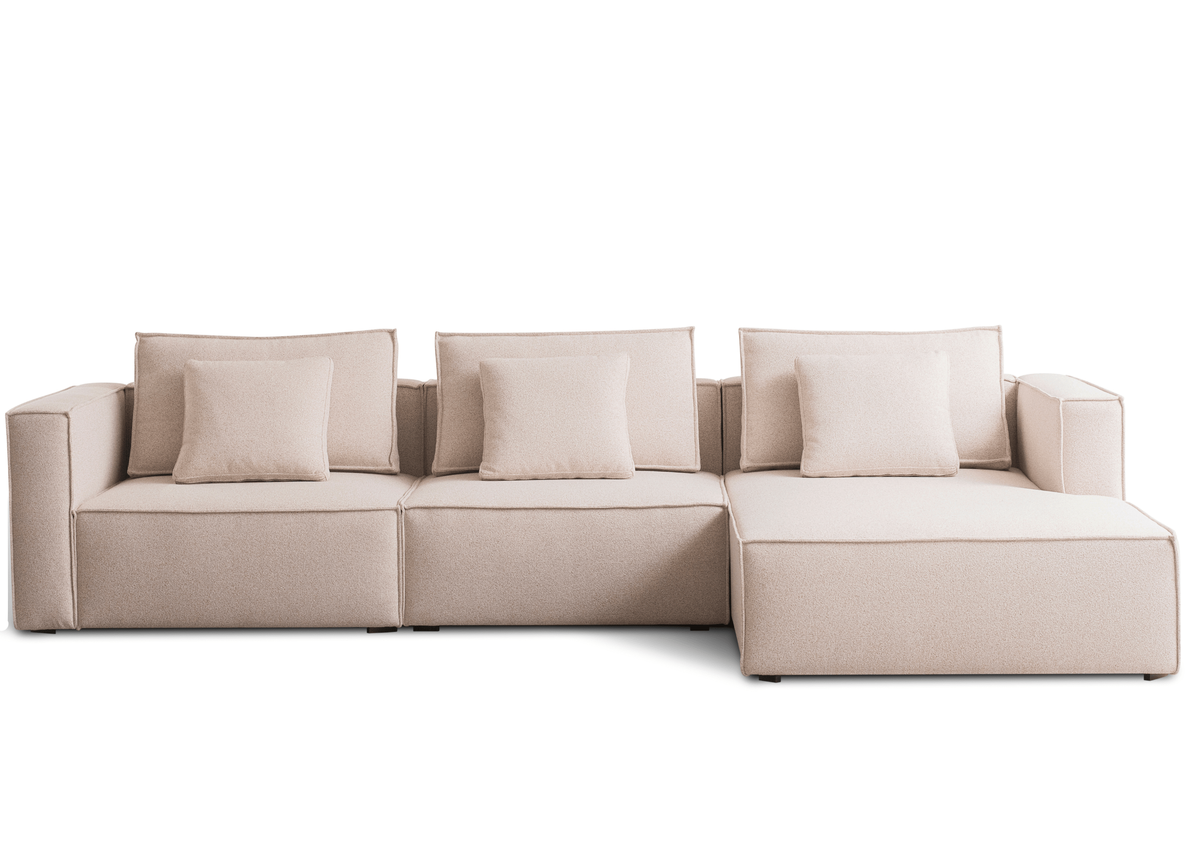 Sofá Domus modular em tecido bege com almofadas soltas e design minimalista detalhe do braço reto do com costura marcada e acabamento refinado.
