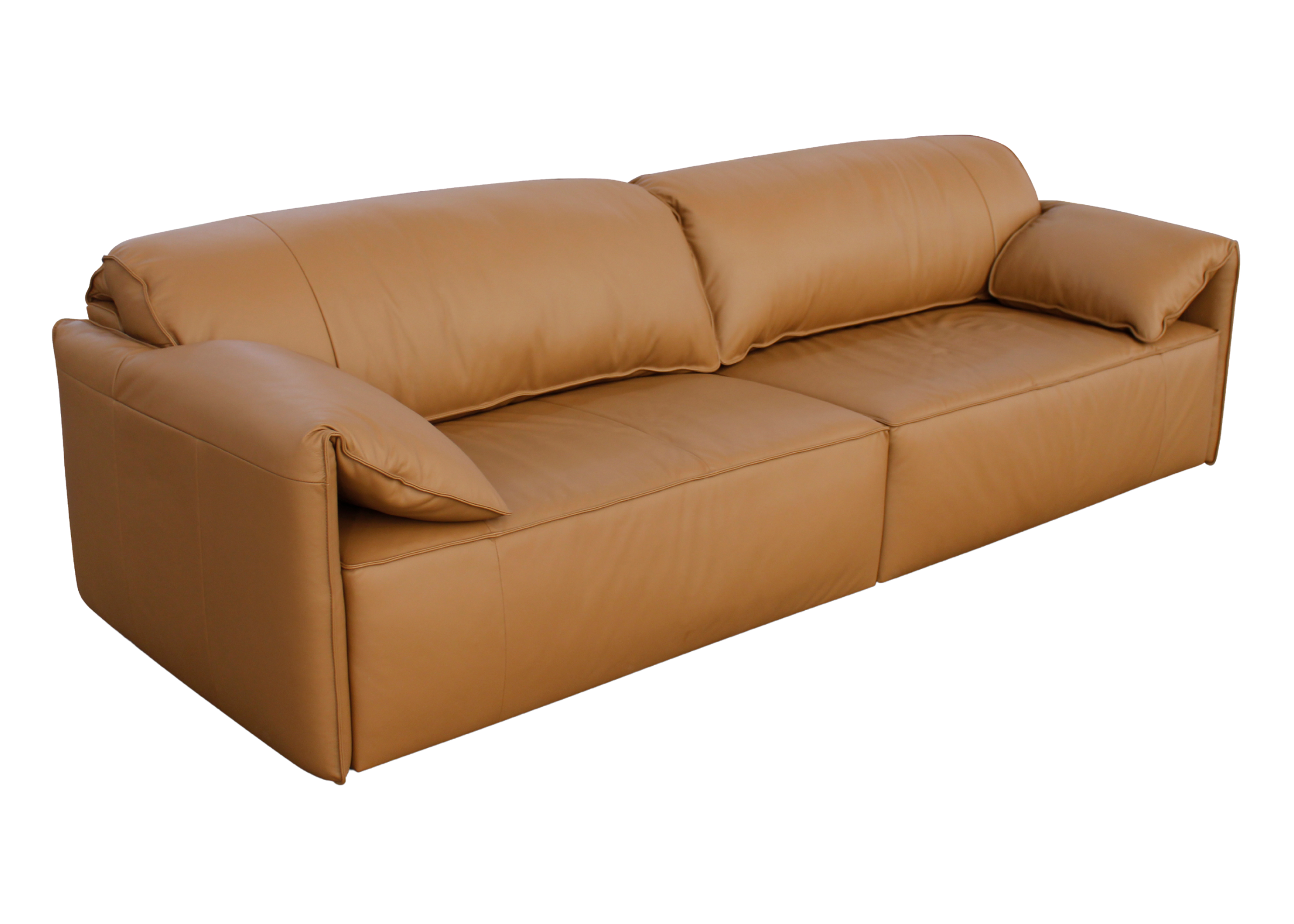 Sofá fixo de dois lugares em couro natural caramelo com design moderno, exibido em ambiente neutro.
