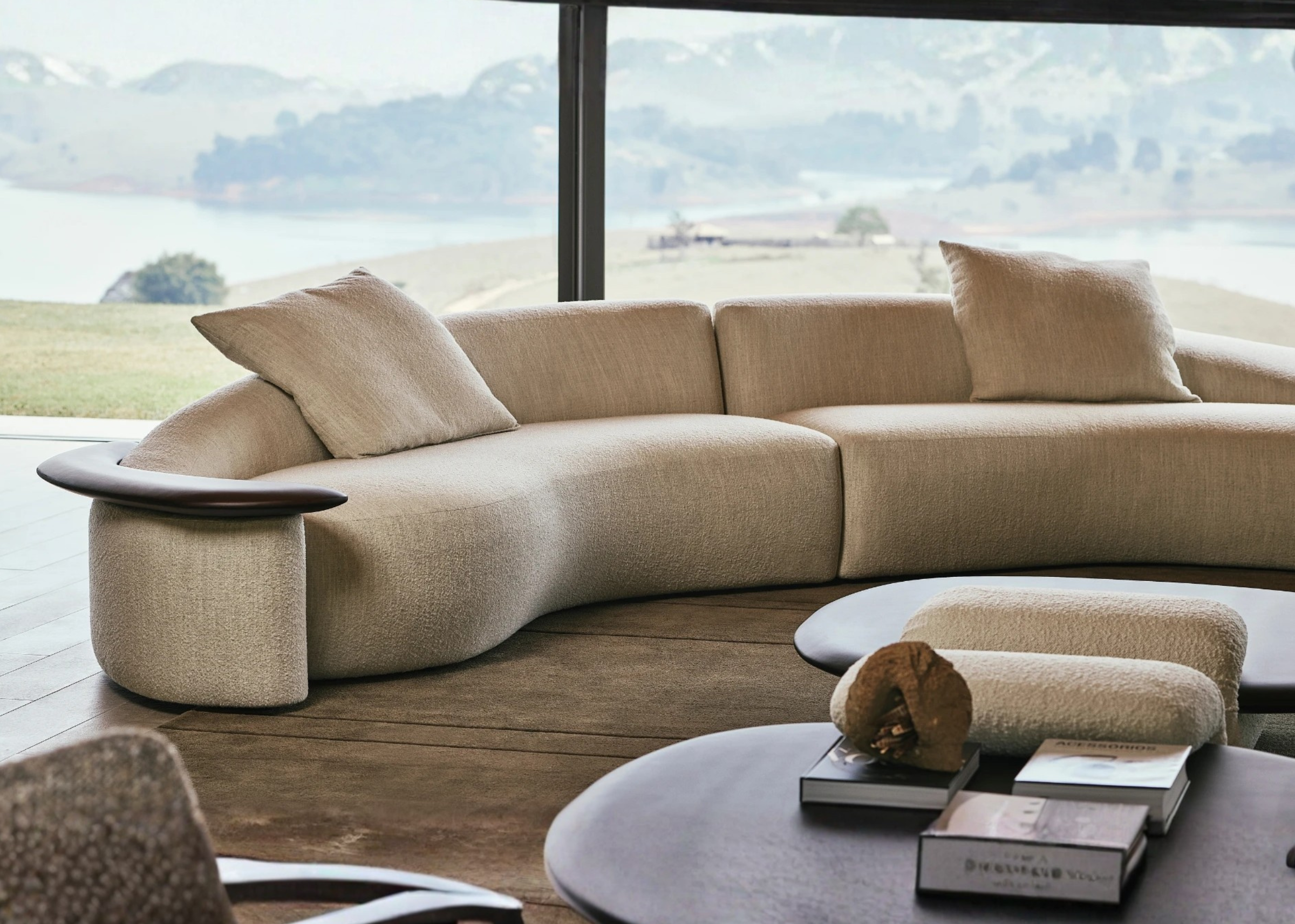 Sofá Nautilus em sala de estar luxuosa, apresentando conforto excepcional e design sofisticado, ideal para compor ambientes elegantes e acolhedores.