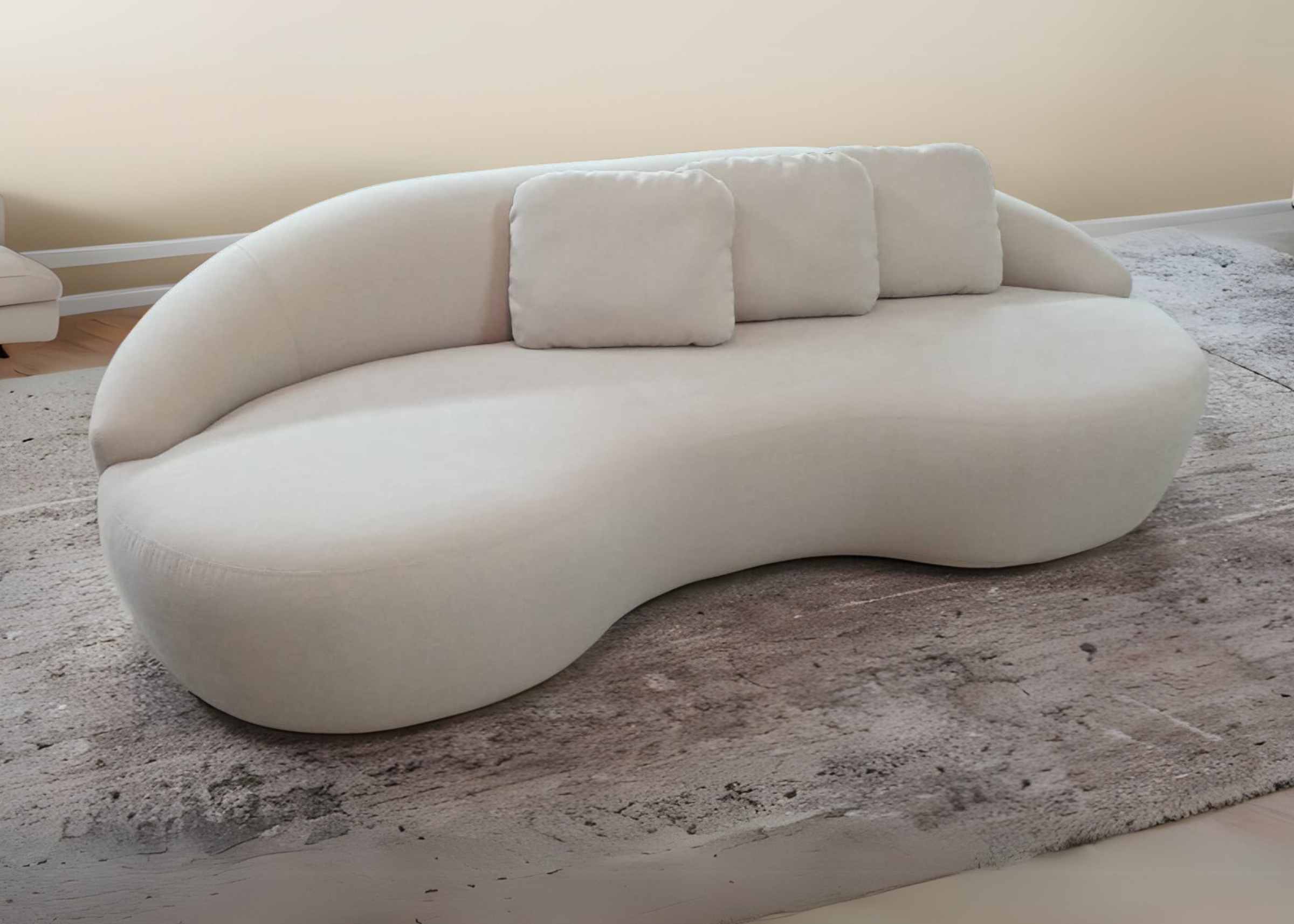 Sofá orgânico modelo Caleb em bouclé branco. Design moderno e aconchegante para compor salas de estar sofisticadas.
