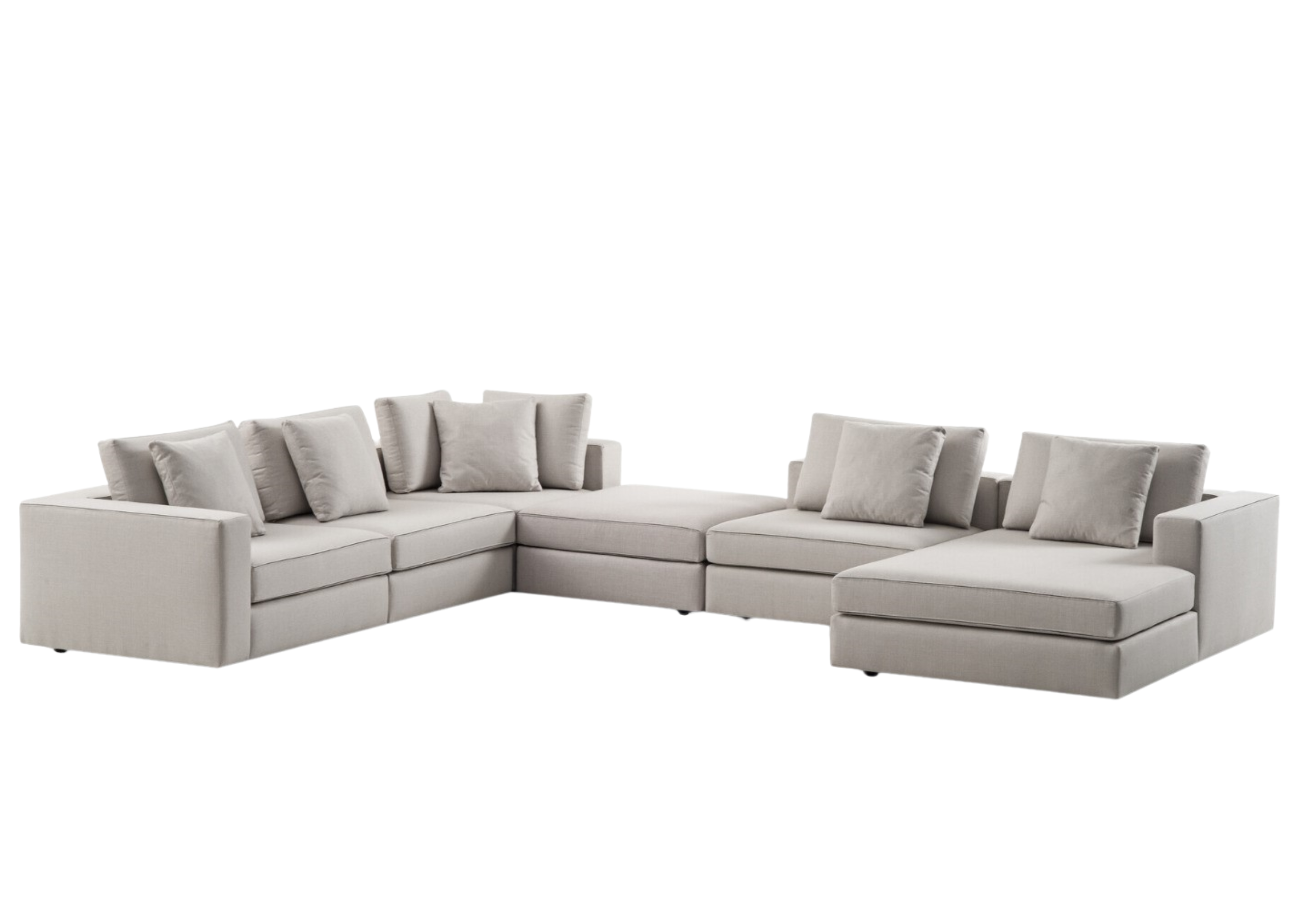 Sofá Portofino com almofadas decorativas soltas, apresentando design sofisticado e confortável, ideal para compor ambientes modernos e acolhedores.