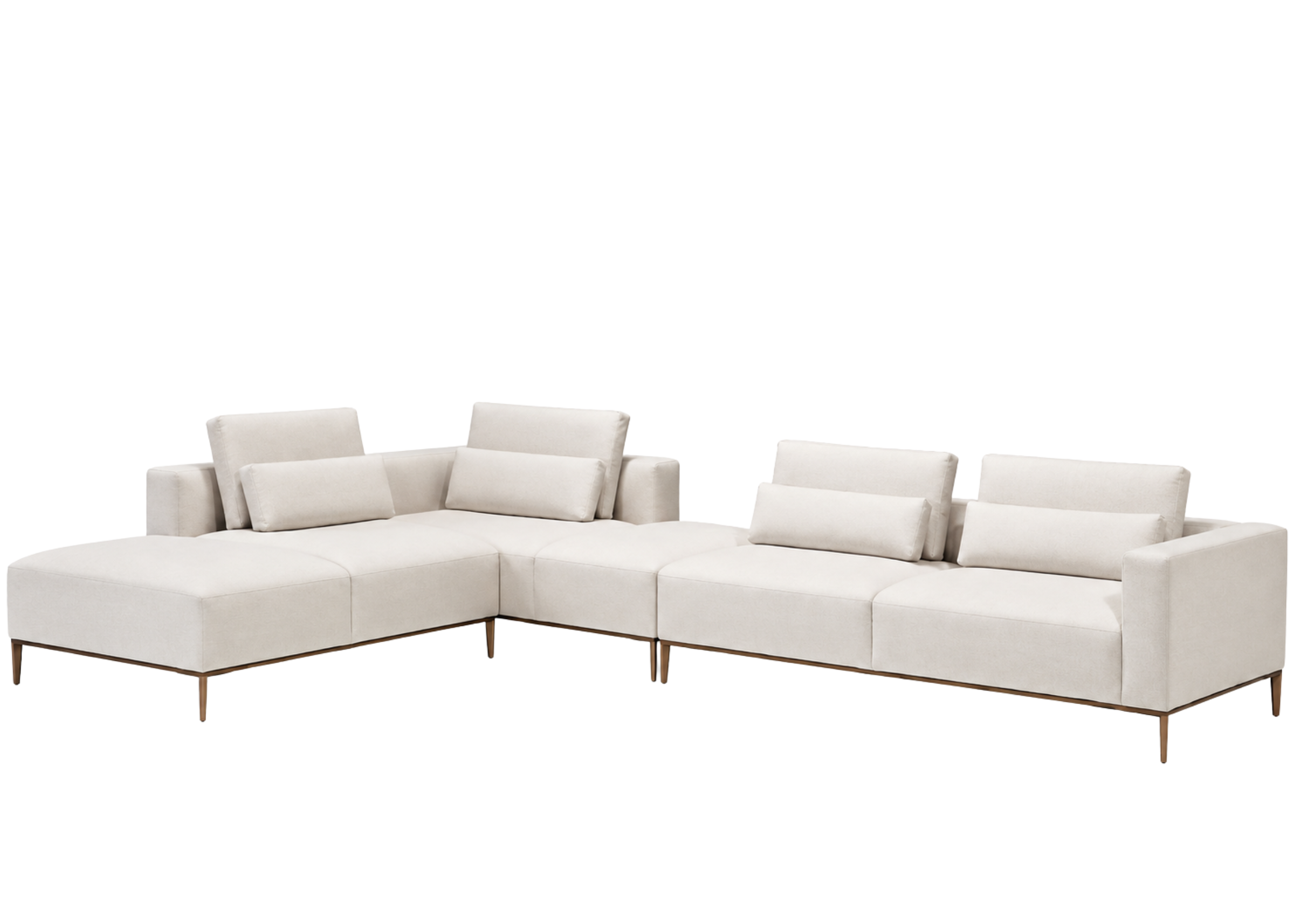 Sofá Toscana com revestimento off white e almofadas decorativas, apresentando design elegante e confortável, ideal para compor ambientes modernos e acolhedores.
