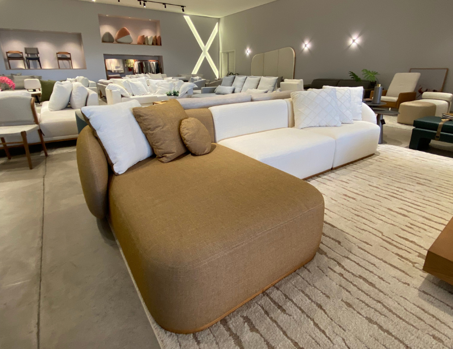 Conforto e estilo se encontram no sofá Lovely, perfeito para ambientes aconchegantes.