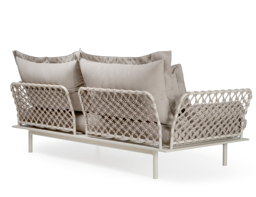 Design moderno e resistência às intempéries do sofá Paradise para áreas externas.
