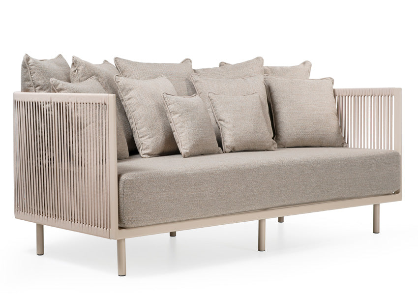 Detalhes do assento almofadado do sofá Sunny: Luxo e confortáveis ​​para relaxamento ao ar livre.