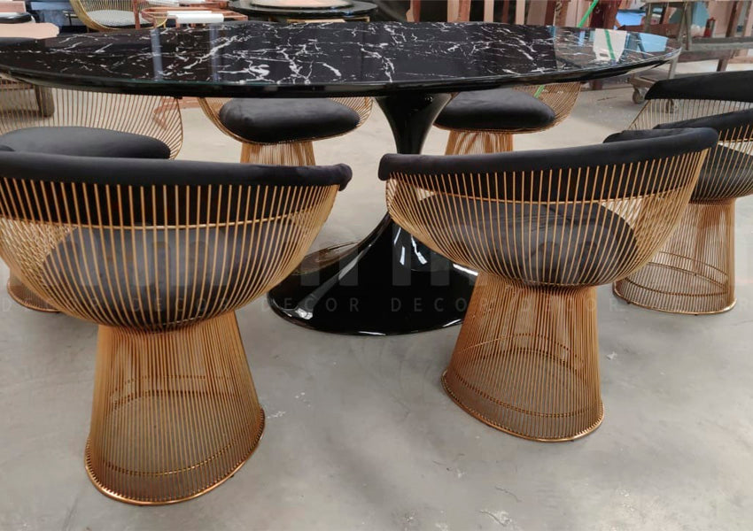 Estilo contemporâneo: Mesa Saarinen Oval e cadeiras Platner em perfeita harmonia.