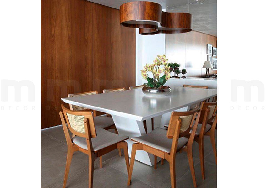 Elegante e contemporânea, a Mesa de Jantar Caty apresenta opções de acabamentos em laminado ou laqueado brilho, proporcionando um visual único e refinado para sua sala de jantar.