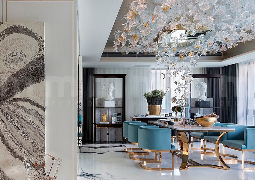 Mesa de jantar Gregori: design moderno e requinte dourado, tornando cada momento especial e perfeitamente.