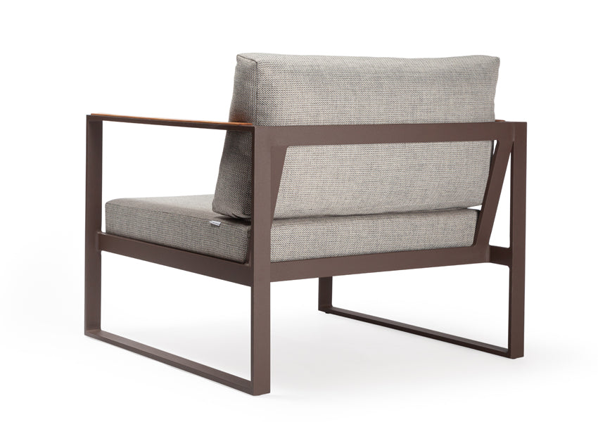 Poltrona Aste: assento espaçoso para momentos relaxantes em sua área externa.
