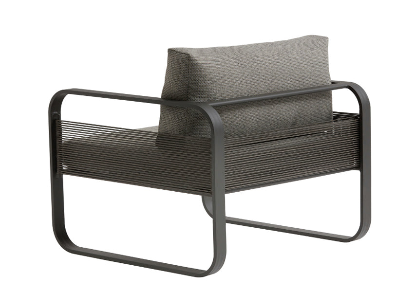 Assento espaçoso: Poltrona Laise oferece conforto e sofisticação para momentos ao ar livre.