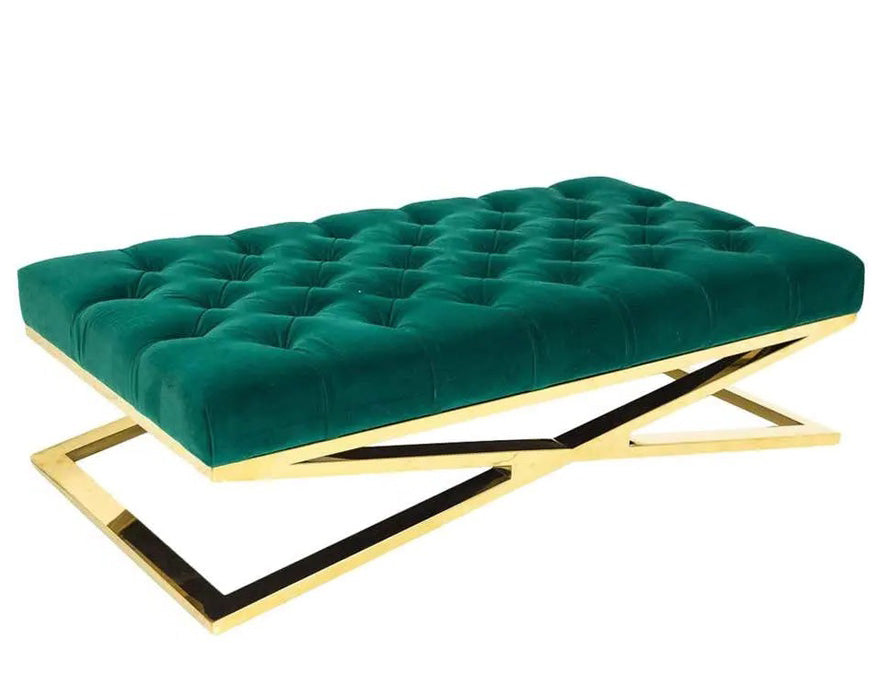 Recamier Dourado: design ousado e sofisticado para uma sala de estar confortável.
