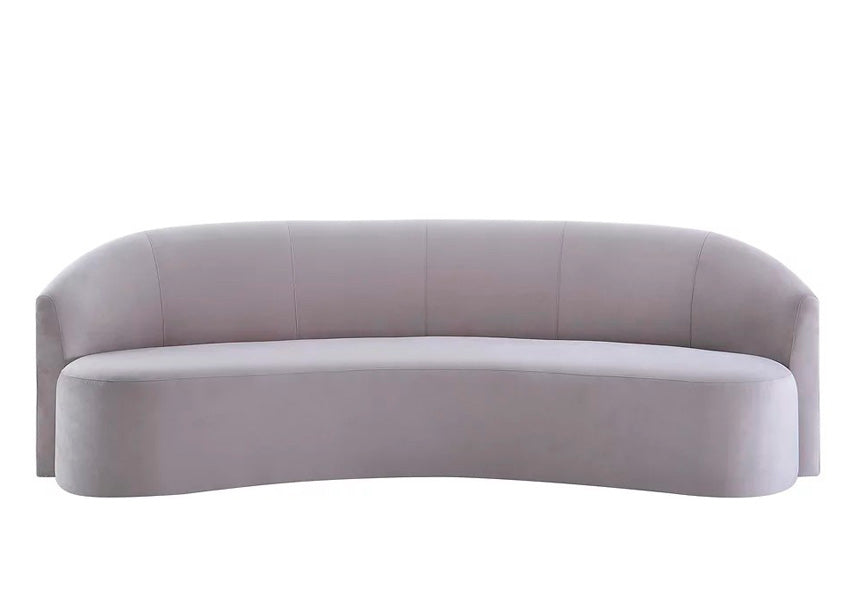 Sofá Curved elegante com formas fluidas e design moderno, proporcionando conforto e sofisticação em ambientes.