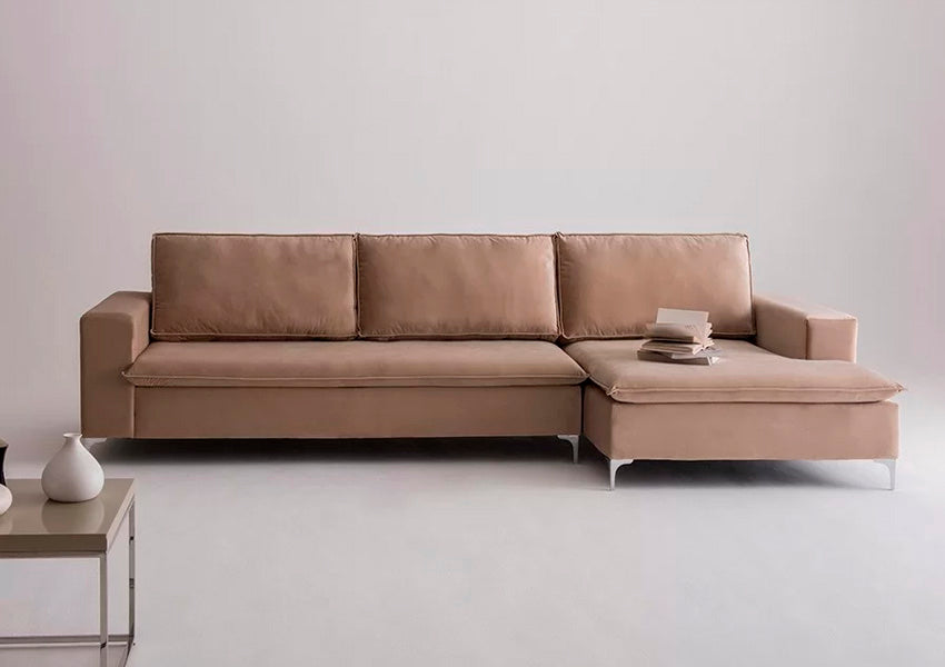 Sofá Baly com Chaise - Design elegante com assento e chaise fixos e encosto em almofadas soltas em fibra siliconada