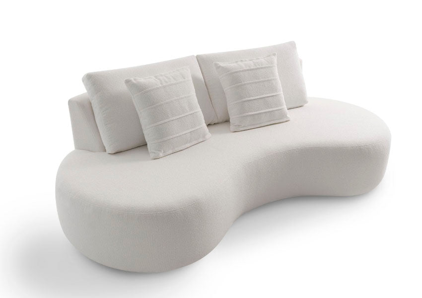 Sofá Kobi curvo 3 lugares luxuoso e confortável, com assento em espuma D26 Soft e almofadas soltas no encosto.