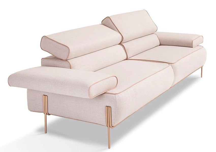 Sofá Retrátil Viana destacando seu design elegante, assento confortável e encosto reclinável.